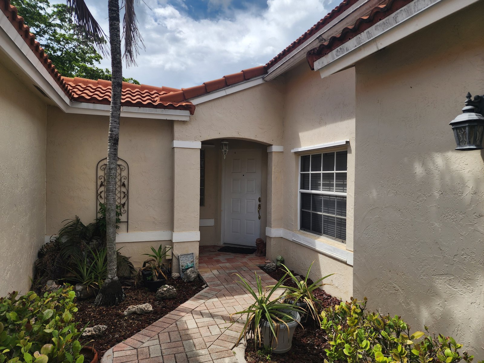 986 SW 180th Ter — Arched entry courtyard